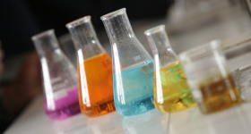 flacons de produits chimiques
							                    
