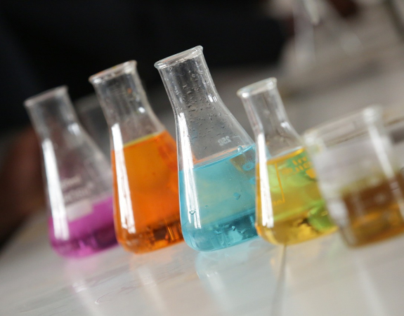 flacons de produits chimiques
				                    